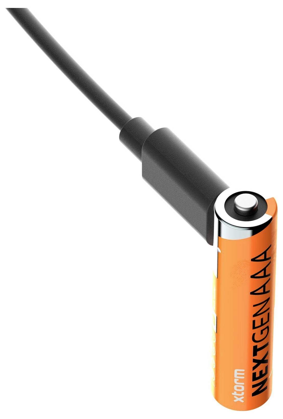Een close-up van een oranje 'Nextgen AAA'-batterij verbonden met een zwarte kabel via een cilindrische adapter, die een stroomverbinding illustreert.