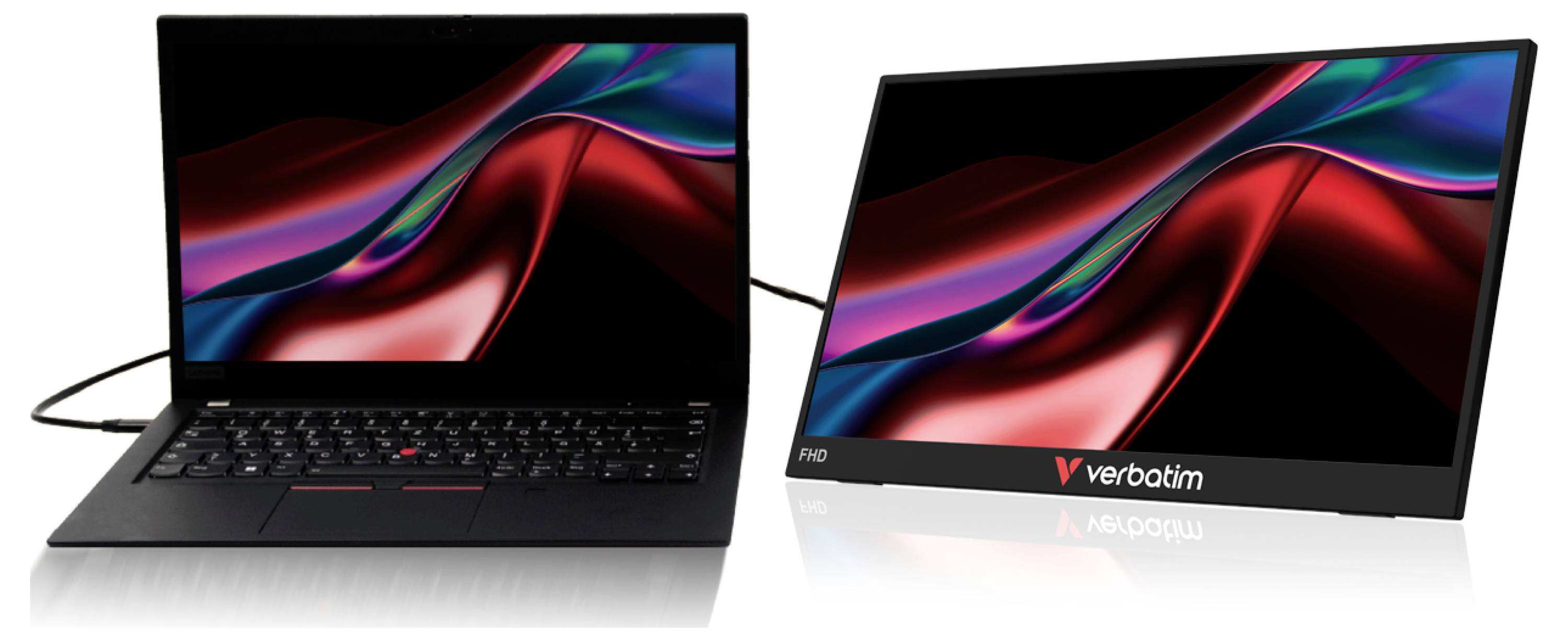 Twee laptopschermen naast elkaar tonen hetzelfde rode, zwarte en blaugroene abstracte achtergrond, met een kabel die ze met elkaar verbindt.