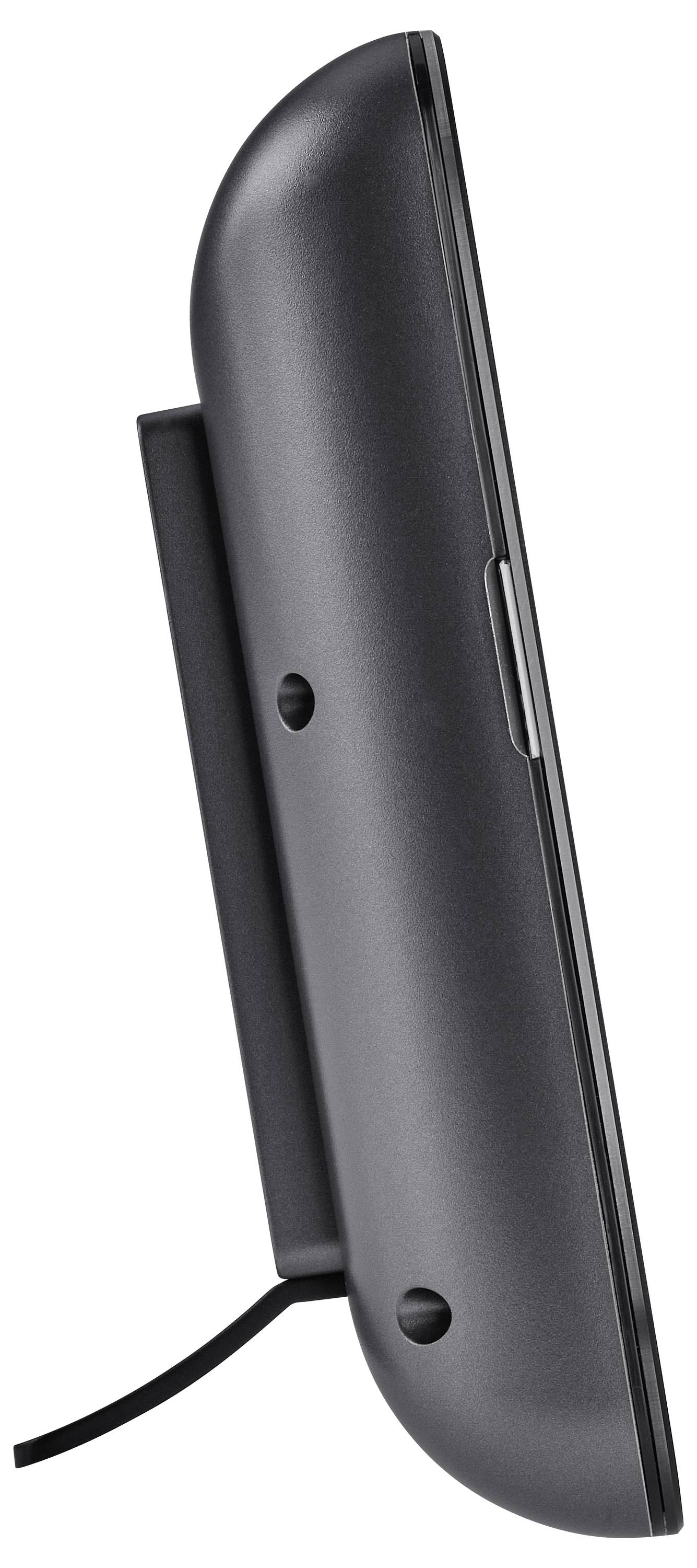 Een zijanzicht van een slank, donkergekleurd elektronisch apparaat met een standaard, mogelijk een klok of een digitale assistent, waarin zijn slanke profiel en kabel zichtbaar zijn.