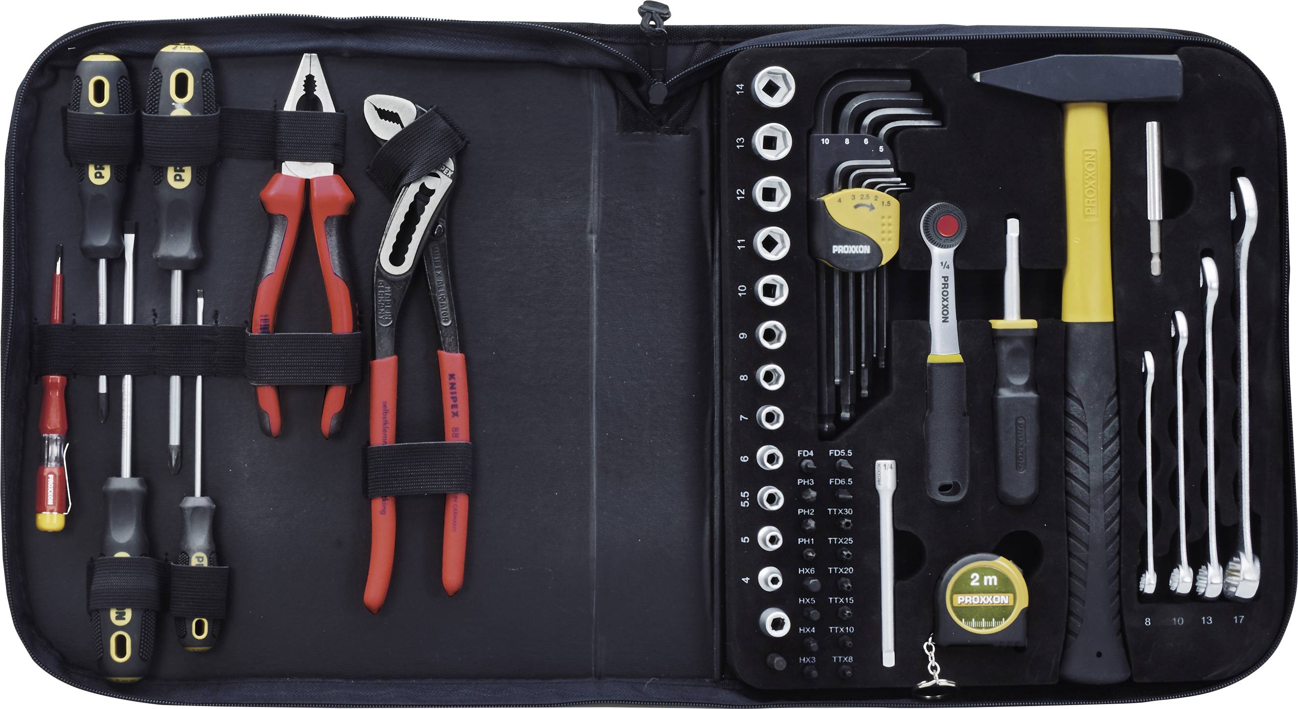 Een gereedschapsset met verschillende handgereedschappen, inclusief tang, schroevendraaiers, steeksleutels en een meetlint, netjes georganiseerd in een zwarte koffer.