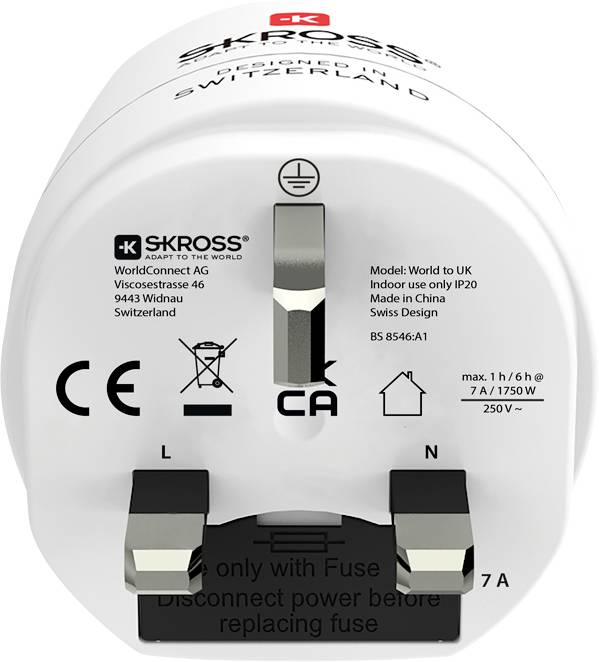 'Witte SKROSS reisadapter met drie metalen pennen, ontworpen in Zwitserland. Tekst op de adapter specificeert alleen voor gebruik binnenshuis, 7A, 1750W.'