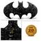 Een zwart Lego Batwing-model met ingewikkelde details. Inzetclose-up van de cockpit met embleem '20 Jaar' met het Batman-logo.