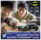 Een kind speelt met een speelgoed Batmobile en Batman-figuur. Overlaytext leest 'Batmobile uit BATMAN V SUPERMAN-film', met symbolen die aangeven 9+ jaar en 220 onderdelen.