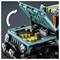 Een gedetailleerd beeld van een speelgoedauto met een blauwe motorkap die open staat en motoronderdelen zichtbaar maakt. Bevat een witte pijl die de beweging van de motorkap aangeeft.