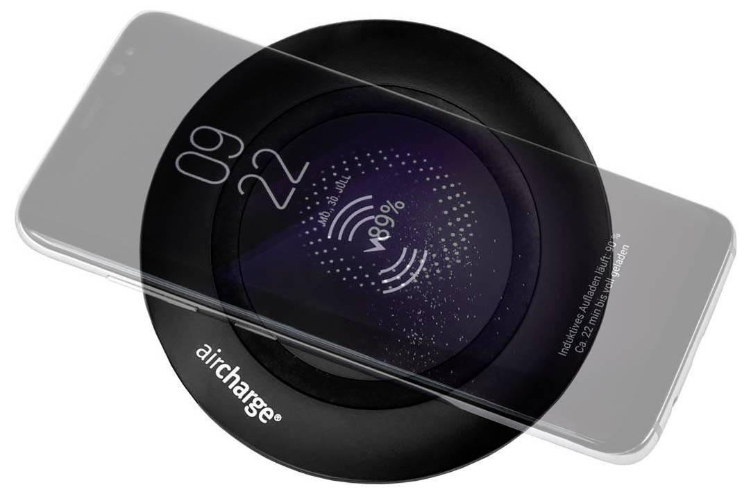 Een smartphone die draadloos oplaadt op een ronde zwarte oplader met het label 'aircharge', met een batterijweergave van 89% en een tijdweergave van 09:22.