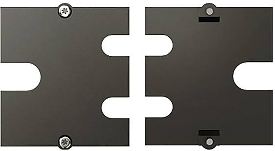 'Metalen wandmontagebeugels: twee rechthoekige platen met gebogen uitsnijdingen voor het beveiligen van voorwerpen, elk met een schroefgat in de hoeken.'