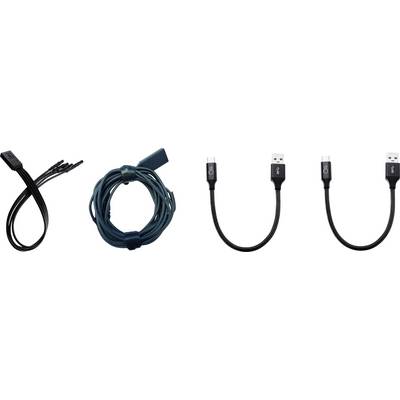 'Een zwarte multi-connector kabel, een opgerolde blauwe kabel en twee korte zwarte USB-kabels staan op een rij tegen een witte achtergrond.'