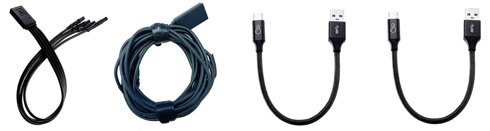 'Een set kabels: zwarte kabel met meerdere pinnen, groene spiraalvormige kabel en drie zwarte USB-kabels met verschillende aansluitingen.'