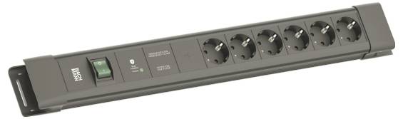 Een zwart stekkerdoos met zes Europese contactdozen, een aan-/uitschakelaar, en indicatoren voor stroomstatus en overspanningsbeveiliging.