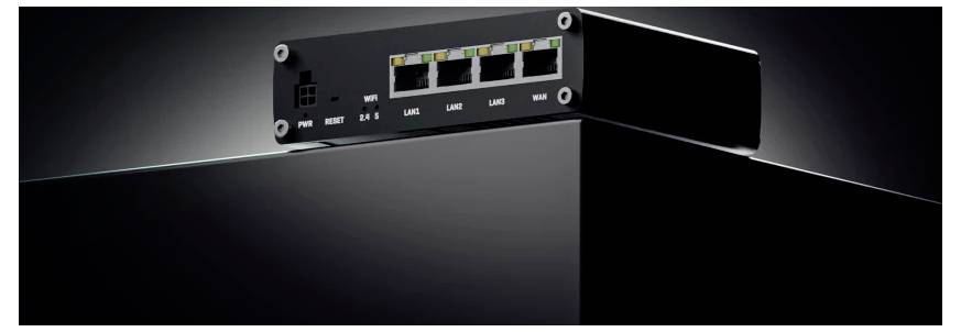 Een slanke, rechthoekige witte elektronische apparaat met afgeronde hoeken, die lijkt op een compacte doos of router, geplaatst tegen een witte achtergrond.