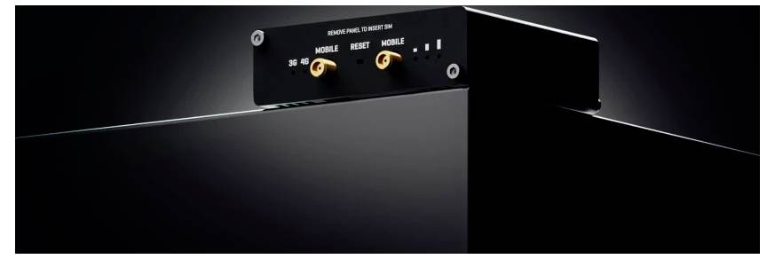 Een close-up van een sleek zwart audioapparaat met twee gouden connectors gelabeld 'Module In 1' en 'Module In 2', met de tekst 'Module Input RB 2834' bovenop.