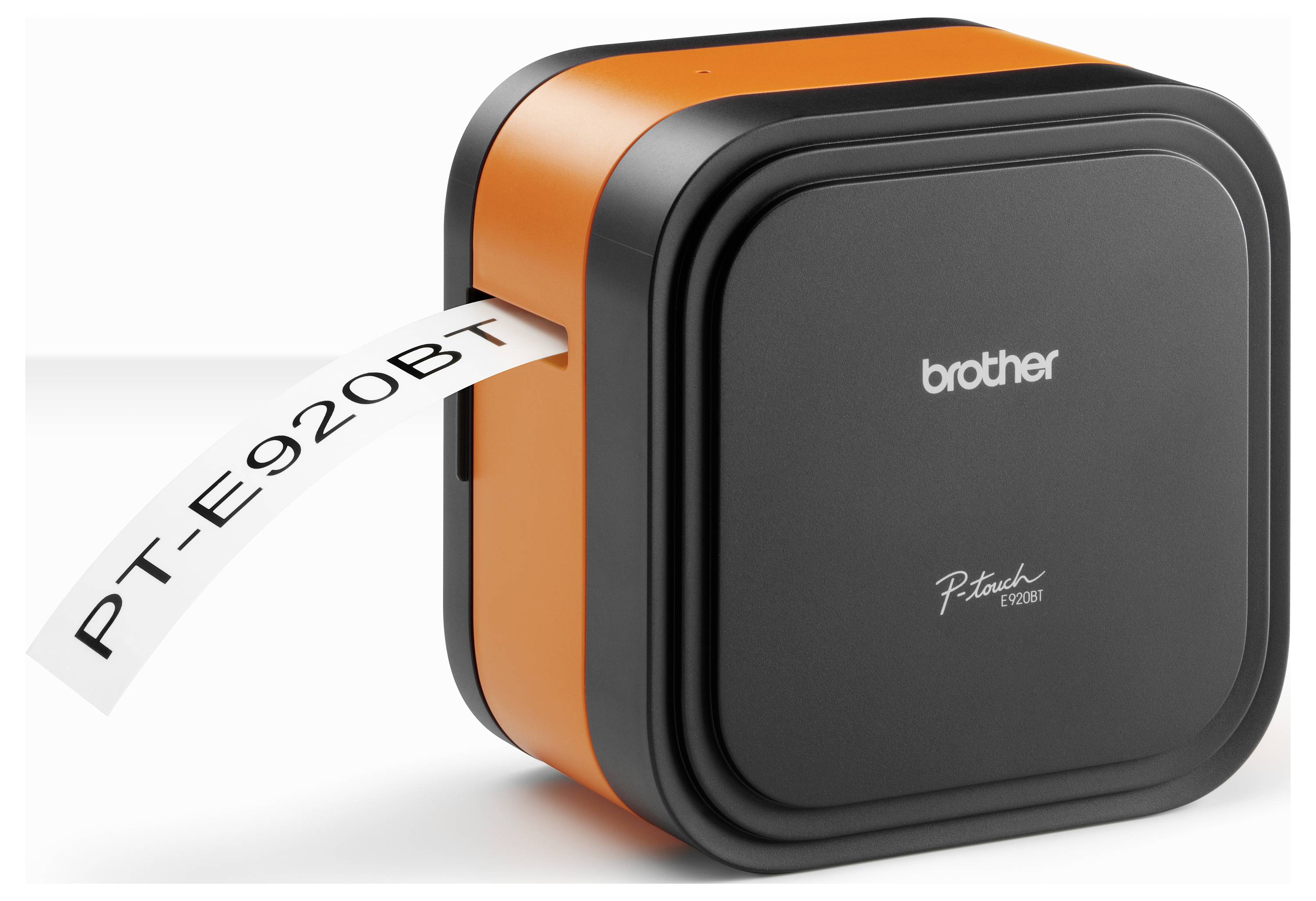 Een compacte, zwart en oranje labelprinter geeft een label af met het opschrift 'PT-E920BT'. De merknaam 'brother' is zichtbaar op de voorkant van het apparaat.