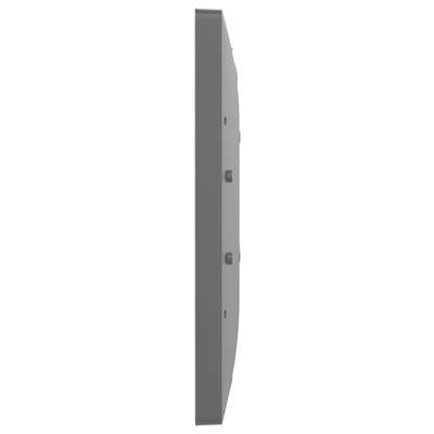 Zijkant van een grijs, rechthoekig object met enkele kleine uitstekende elementen. Minimale details zichtbaar vanwege de hoek.