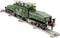 Modeltrain op rails, met indrukwekkend vintage ontwerp met groen lichaam en rode wielen. De detaillering omvat ingewikkelde mechanische onderdelen.