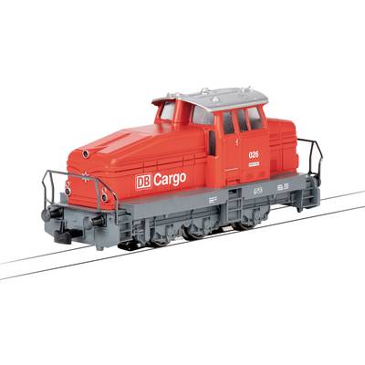Een rood modelvrachttreinlocomotiefvoertuig gelabeld 'DB Cargo' op een witte achtergrond, dat een thema van vrachttreinvervoer illustreert.