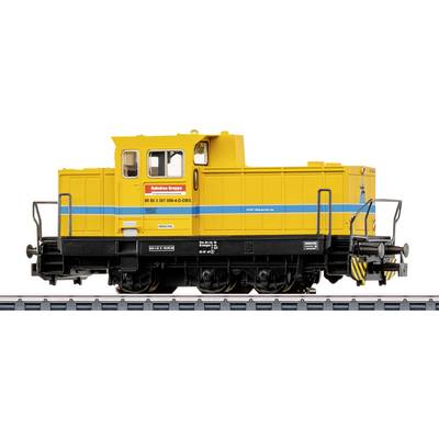 Een geel locomotiefmodel met blauwe streep, gemarkeerd met 'Bahnbau Gruppe' op de zijkant, weergegeven op sporen met gedetailleerde balustrades en wielen.