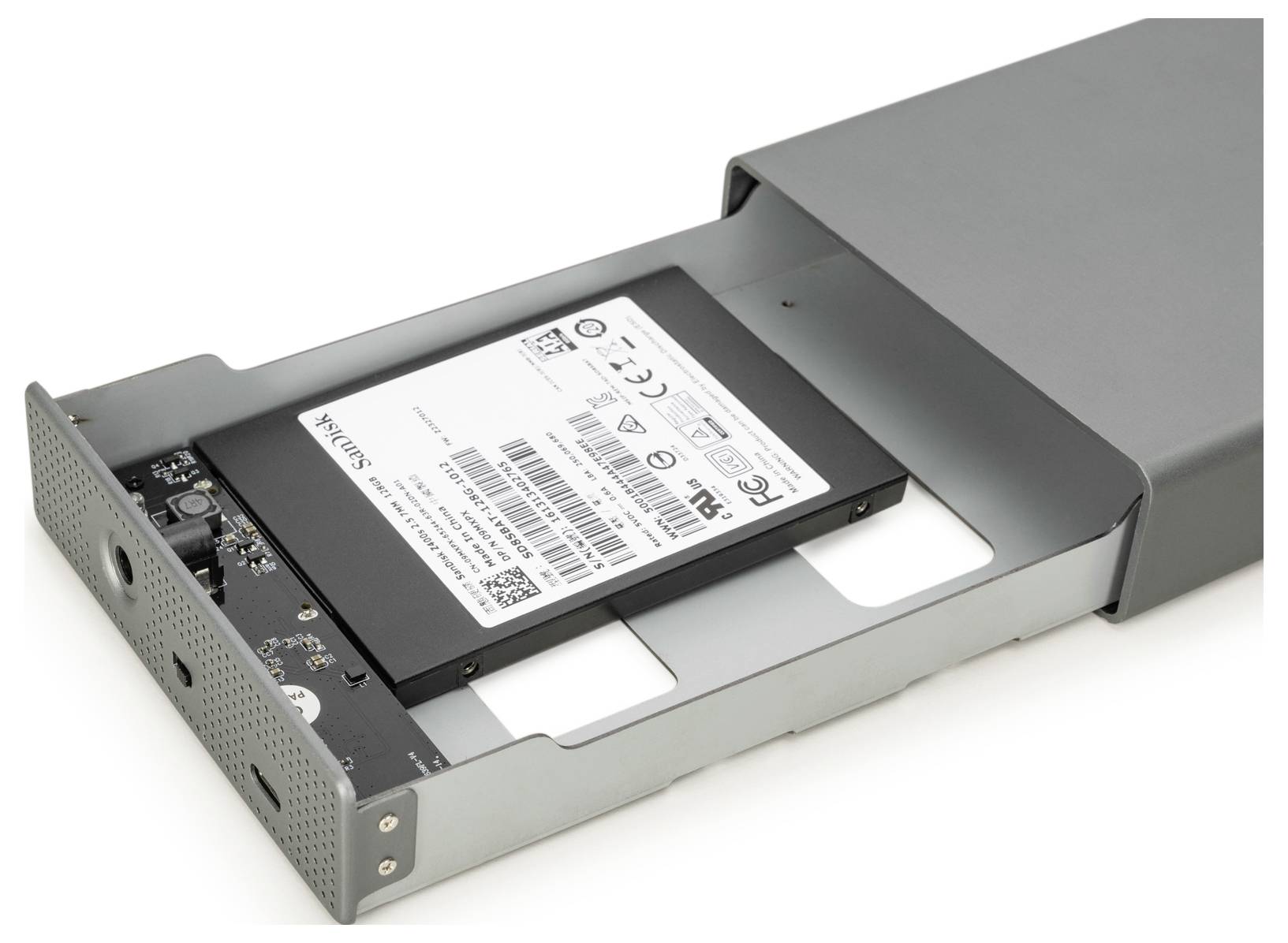 Een open harde schijfbehuizing met een zichtbare interne solid-state drive (SSD), waarop connectoren en circuitry te zien zijn.