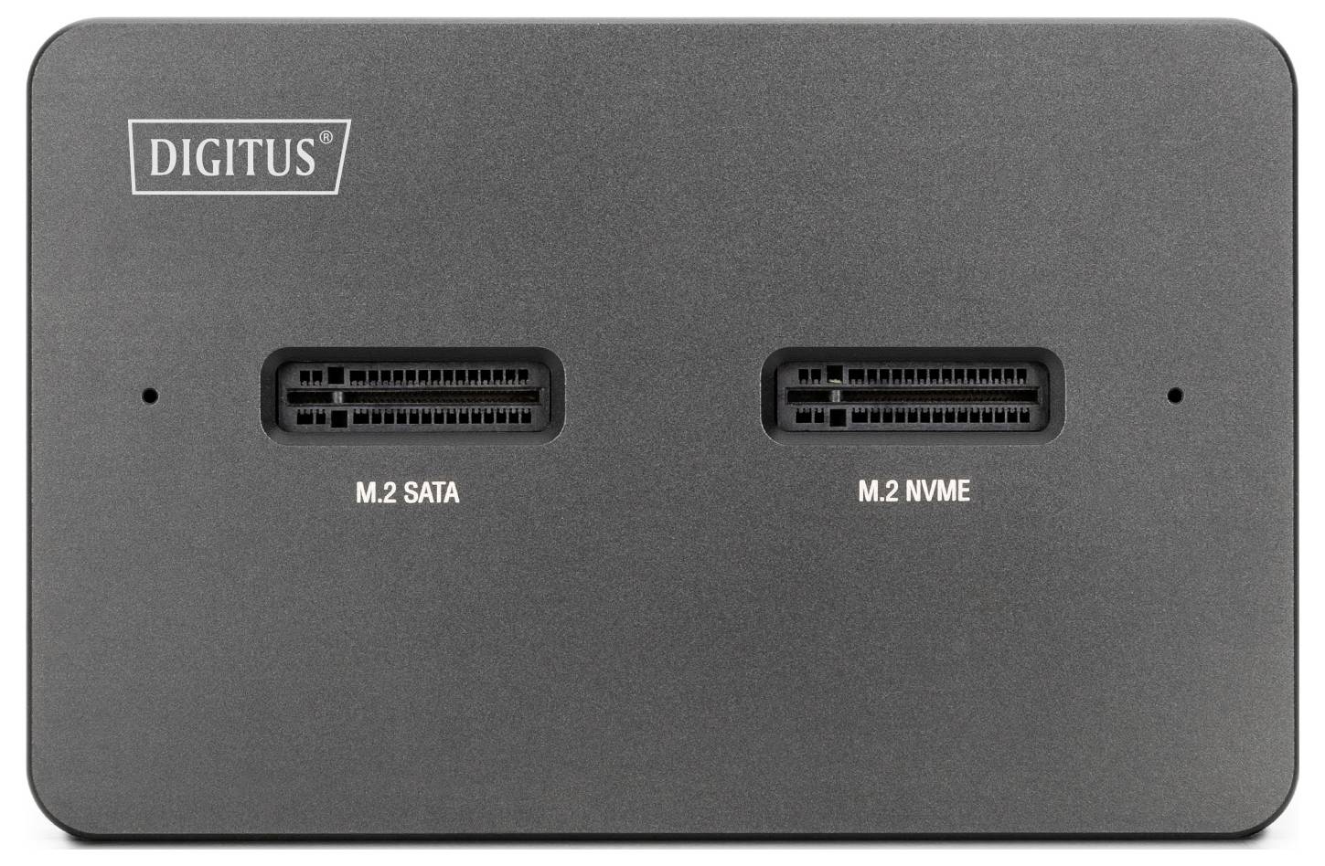 'Digitus' dual M.2 SSD dockingstation met poorten gelabeld 'M.2 SATA' en 'M.2 NVME', ontworpen voor SSD-gegevensoverdracht en opslaguitbreiding.