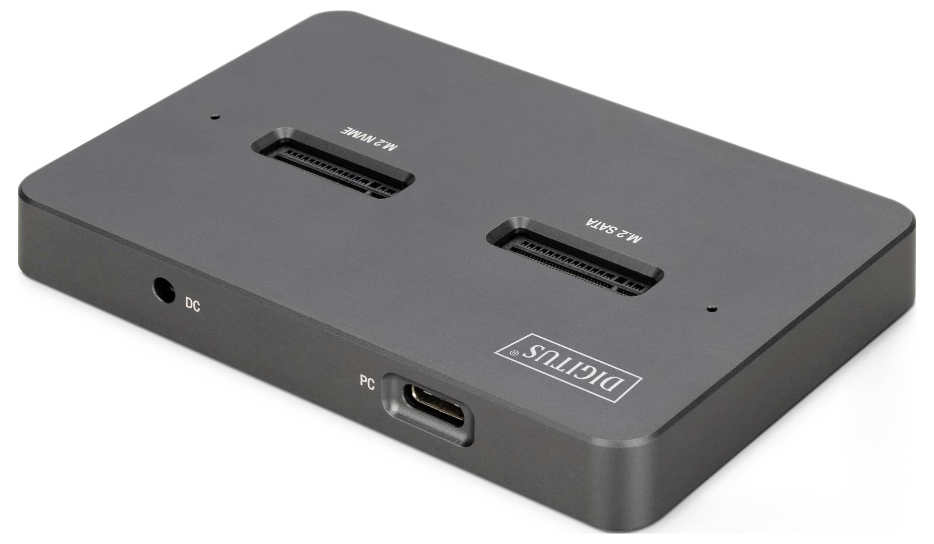 'M.2 SSD dockingstation met twee sleuven gelabeld M2 NVME en M2 SATA, voorzien van USB-C en DC-voedingspoorten, gemerkt Digitus.'