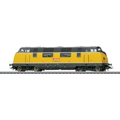 Een modeltreinslocomotief, felgeel en zwart, gedetailleerd met realistische texturen, gepositioneerd op treinrails, gezien vanuit zijperspectief.