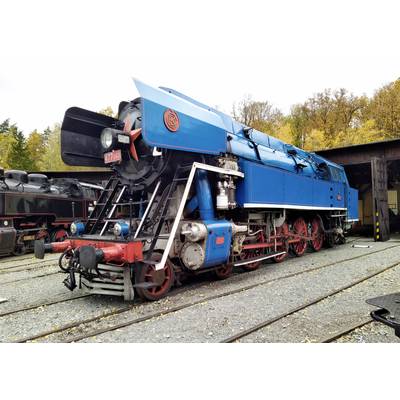Een modeltreinlocomotieven geschilderd in groen en wit met 'Southern' en '8099' op zijn zijkant, rustend op een stuk spoortrack.