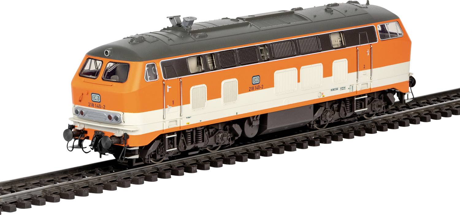 Een oranje en wit modeltreinlocomotiefje met 'DB'-logo op de zijkant, getoond op een zwart spoor, dat het gedetailleerde ontwerp benadrukt.