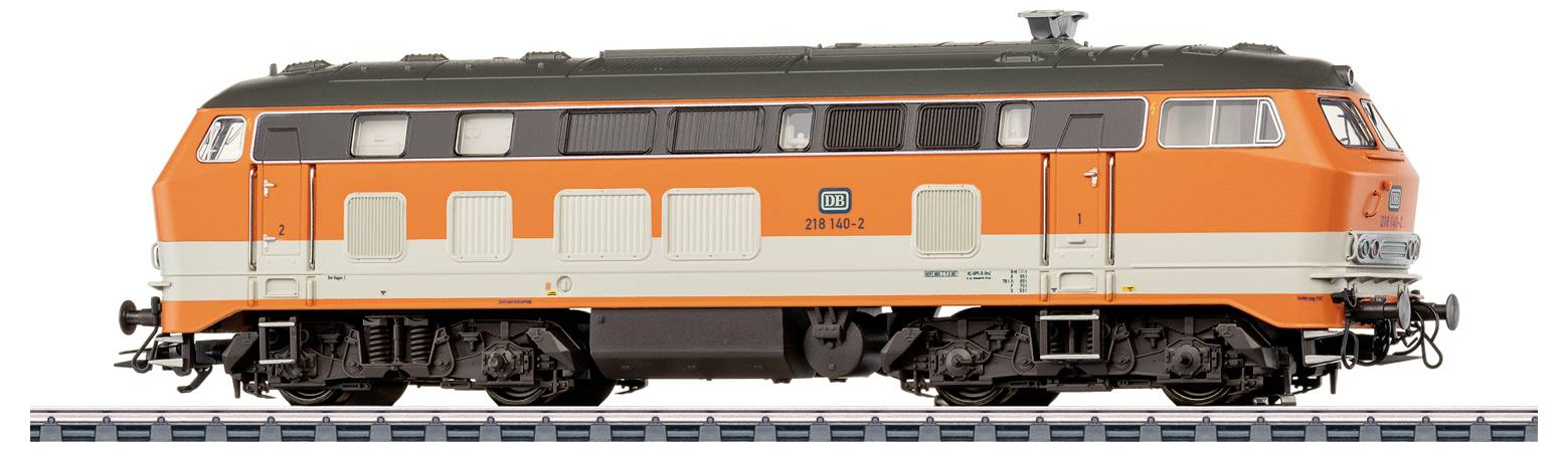 Een modeltreinlocomotief in oranje en crème kleuren op sporen tentoongesteld, met gedetailleerde ramen en insignes van spoorwegbedrijven.