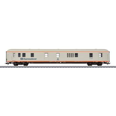 Een zijaanzicht van een beige treinwagon met 'Expressdienst' erop geschreven, met twee setjes ramen en een deur, op een spoor.