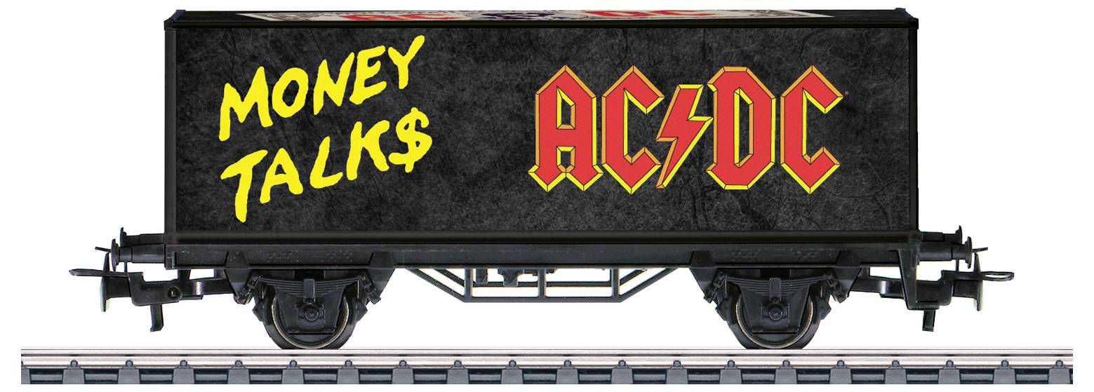 Een treinwagon op sporen toont 'Money Talk<!--ssr-html-->#39; en 'AC/DC' in vet geel en rood letterdtype tegen een donkere achtergrond.