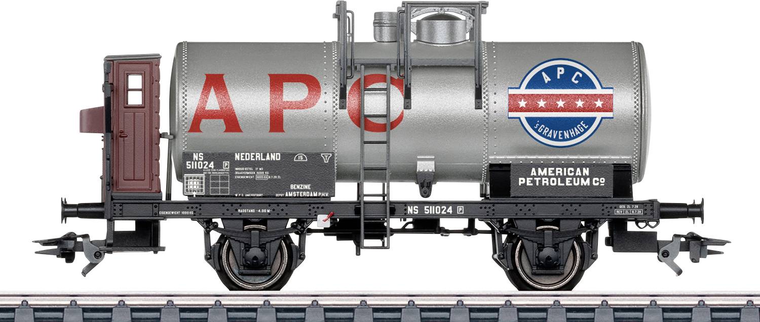 Een modeltreintankwagen met 'APC'- en 'American Petroleum Co'-logo's, zilveren carrosserie en zwart onderstel op rails.