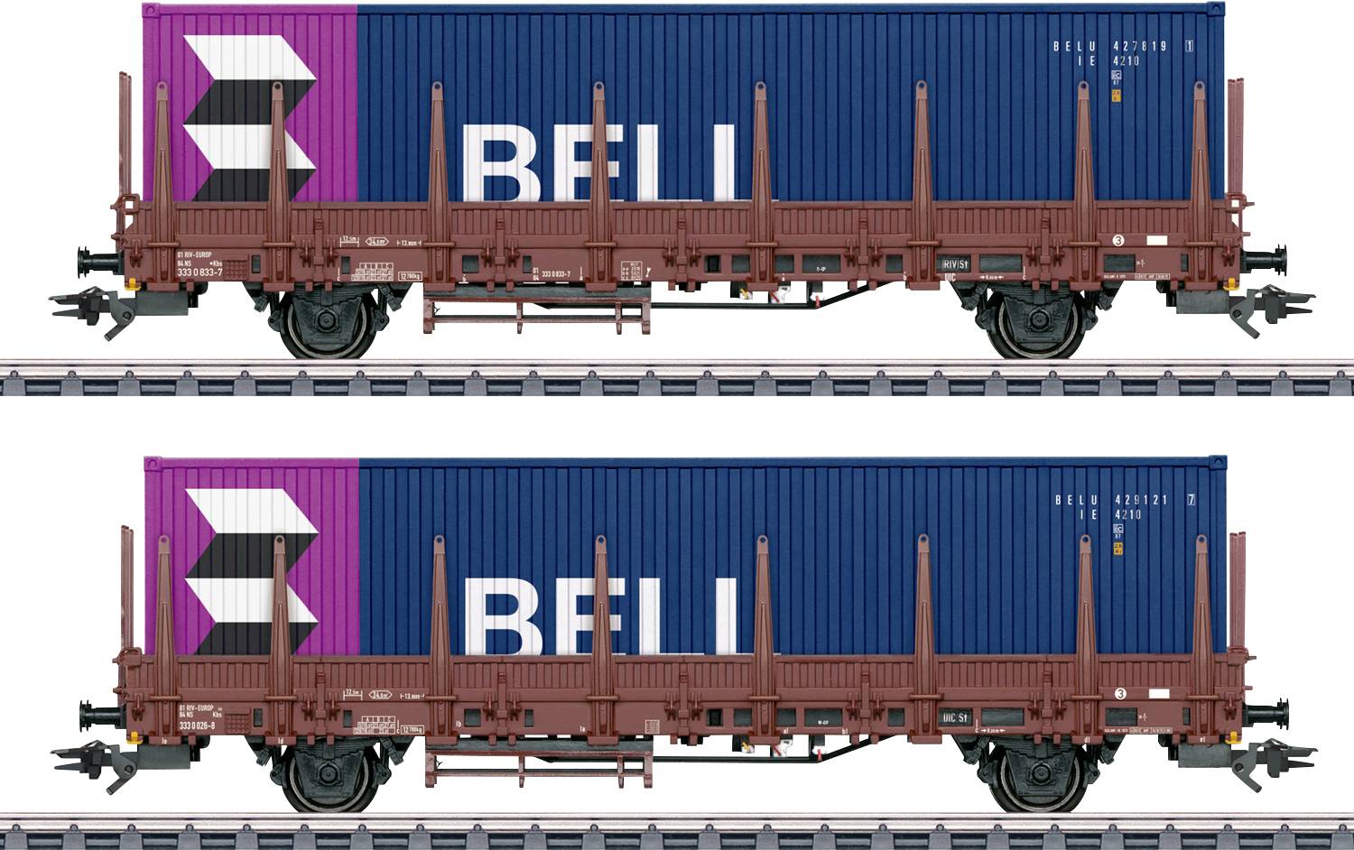'Twee vrachttreinwagons op rails, elk beladen met een blauwe verzendcontainer voorzien van vetgedrukte witte letters.'