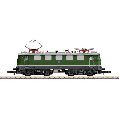 Een model van een groene elektrische treinklok op een spoor, met grote wielen, bovengrondse stroomconnectoren en gedetailleerd buitenontwerp.