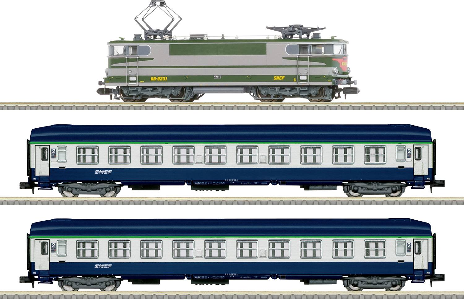'Modeltreinset met een groene en zilveren locomotief op het bovenste spoor en twee blauwe passagierswagons op aparte sporen eronder.'