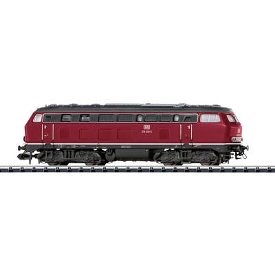 Een rode diesellocomotief met een gestroomlijnde carrosserie en meerdere ramen is op een spoor tentoongesteld, met gedetailleerde wielen en mechanica in het zicht.