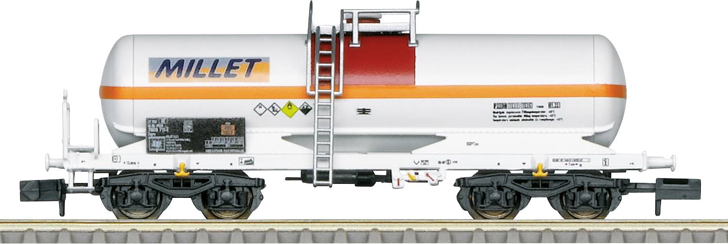Een zijkant aanzicht van een treintankauto met het label 'MILLET', gebruikt voor het vervoer van vloeistoffen. Het heeft veiligheidsetiketten en een ladder aan de zijkant.
