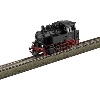 Een zwarte stoomlocomotief met rode accenten staat op een spoorweg, gezien vanuit een zijhoek tegen een witte achtergrond.