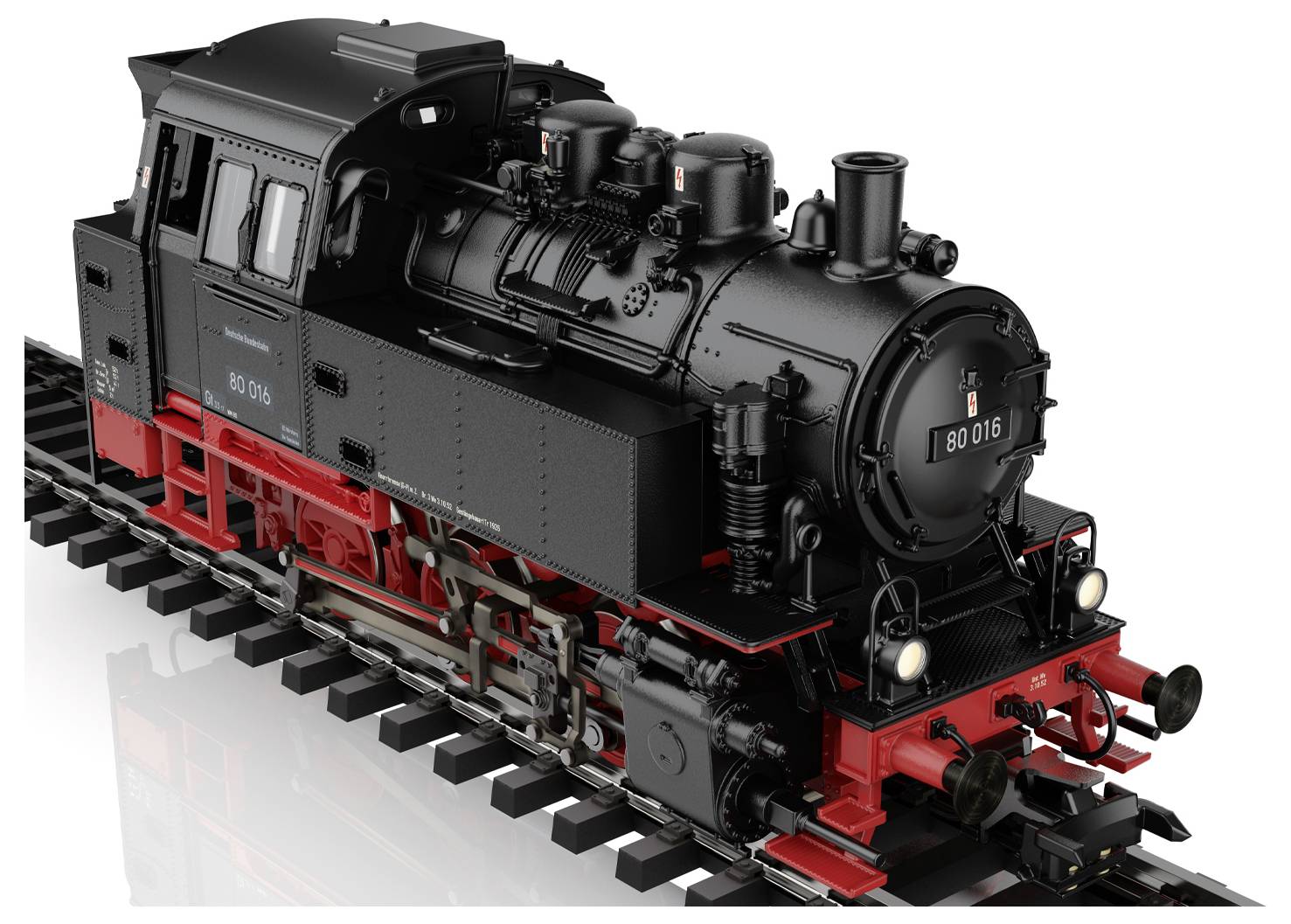 Een modeltreinlocomotief met een zwart en rood ontwerp wordt getoond op spoorwegen, met gedetailleerde componenten zoals koplampen en een schoorsteen.