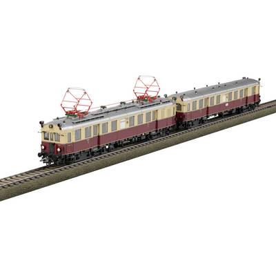 Een modeltrein met twee beige en rode vintage-stijl passagierswagons op sporen, met gedetailleerde stromafnemers en treinmarkering.