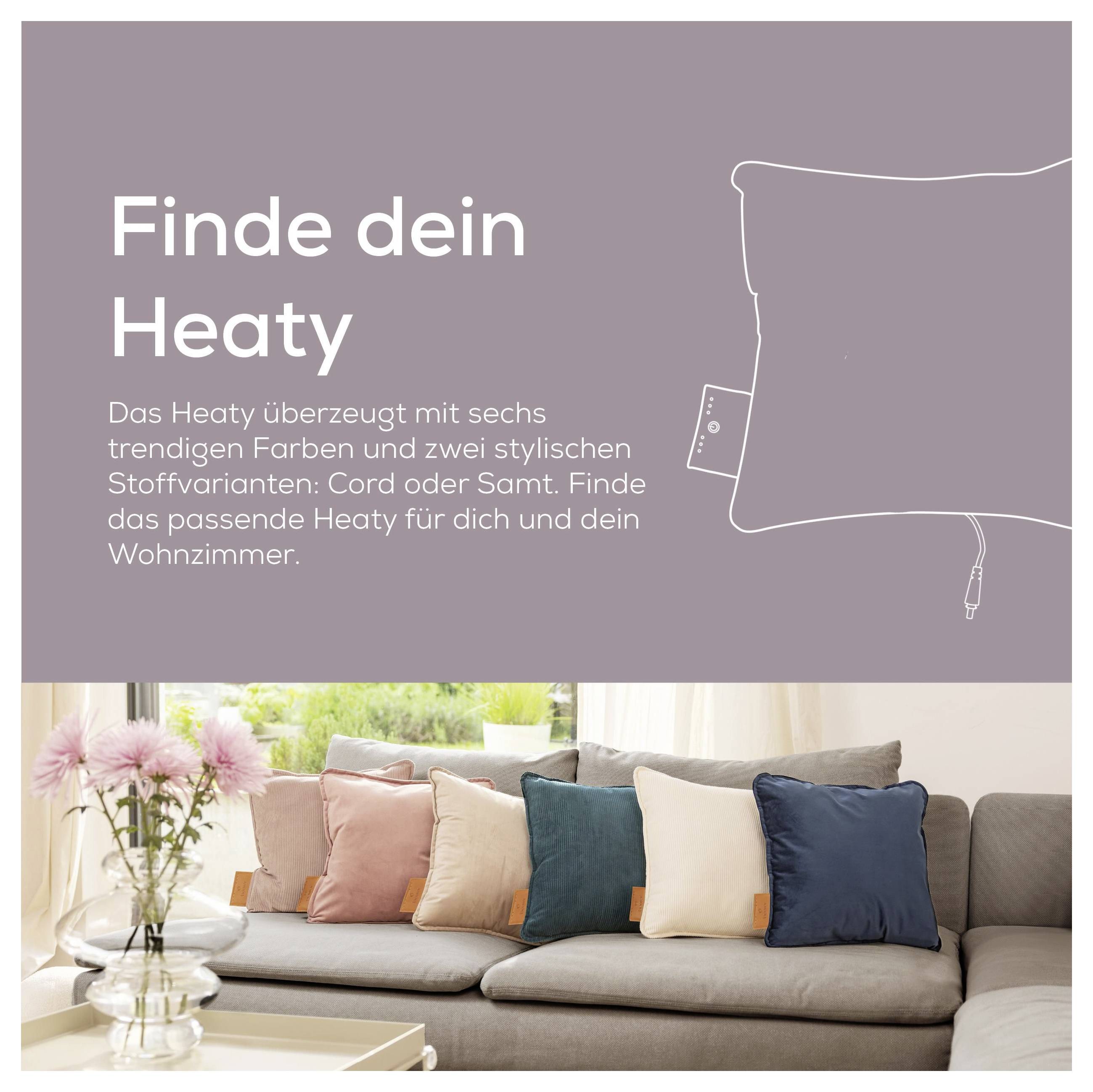 'Een bank versierd met kleurrijke kussens voor een raam. De tekst promoot het kiezen van de juiste 'Heaty' in verschillende kleuren en stoffen.'