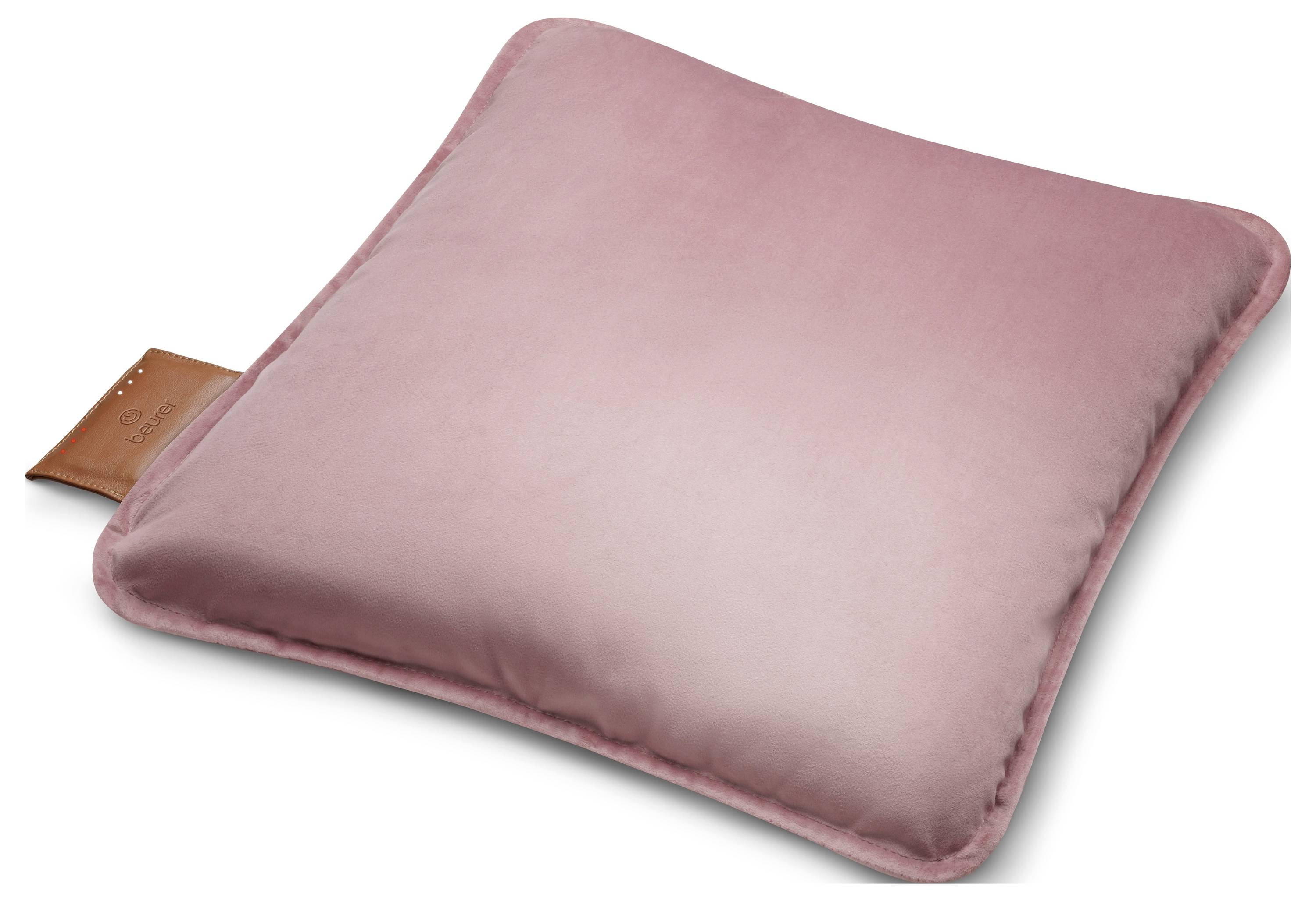Een vierkant, zacht roze kussen met een leren label aan één kant, tegen een effen achtergrond.