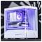 Een witte gaming-PC met transparant zijpaneel, met verlichte interne componenten en een GeForce RTX-grafische kaart zichtbaar.