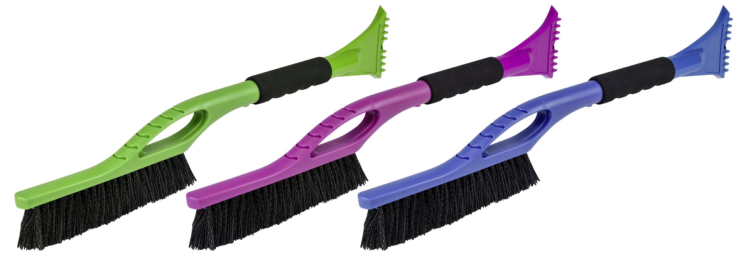 'Drie sneeuwborstels met ijskrabbers in groen, roze en blauw, met zwarte borstelharen en handvaten met grepen, horizontaal gerangschikt.'