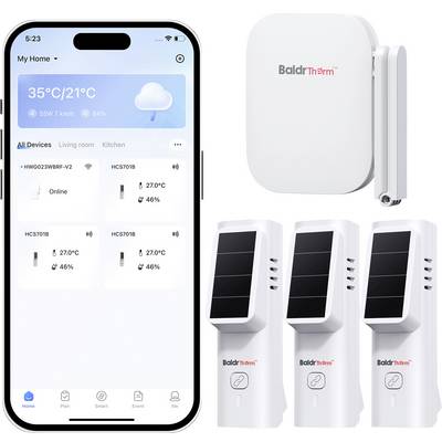 Smart home-app op een telefoon met weerbericht en verbonden apparaten, naast een Baldur Therm hub en drie zonne-energie aangedreven sensoren.
