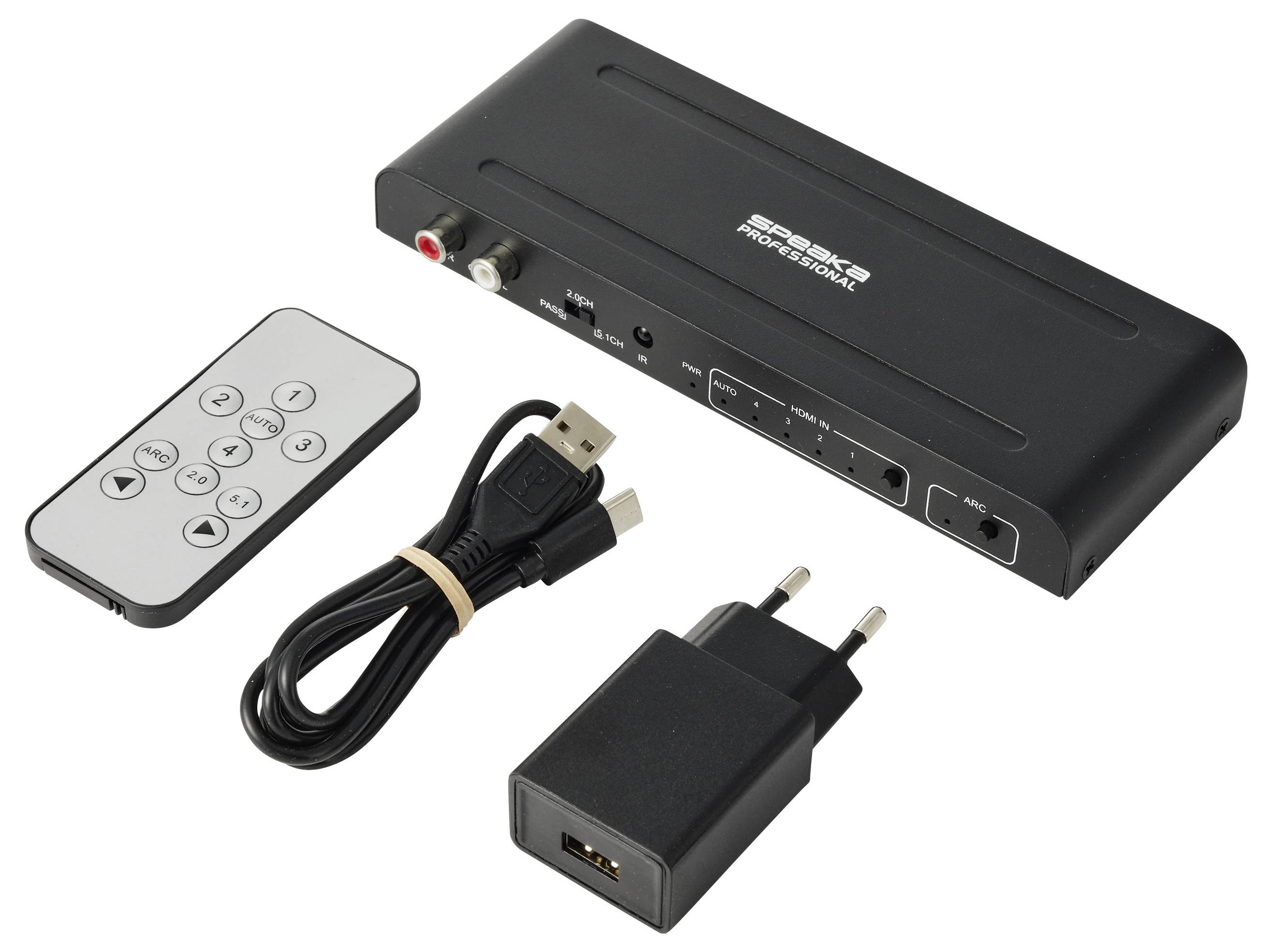 Draagbare mediaspelerkit met zwart apparaat, afstandsbediening, USB-kabel en wandlader weergegeven op witte achtergrond.