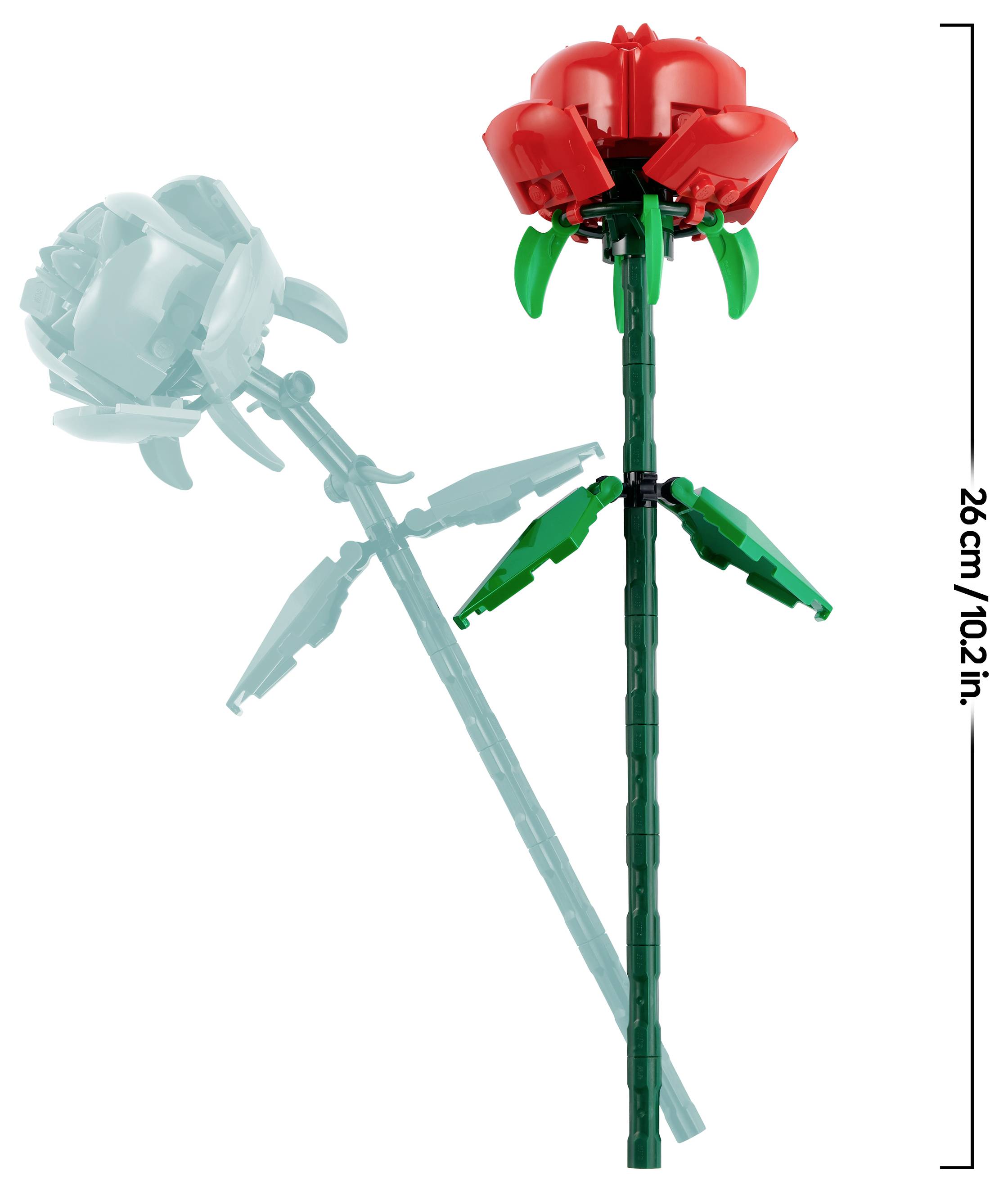 'Een rood speelgoedbloemje met groene bladeren en steel, met een hoogte van 26 cm (10,2 inch). Een reflecterende schaduw wordt op de achtergrond weergegeven.'