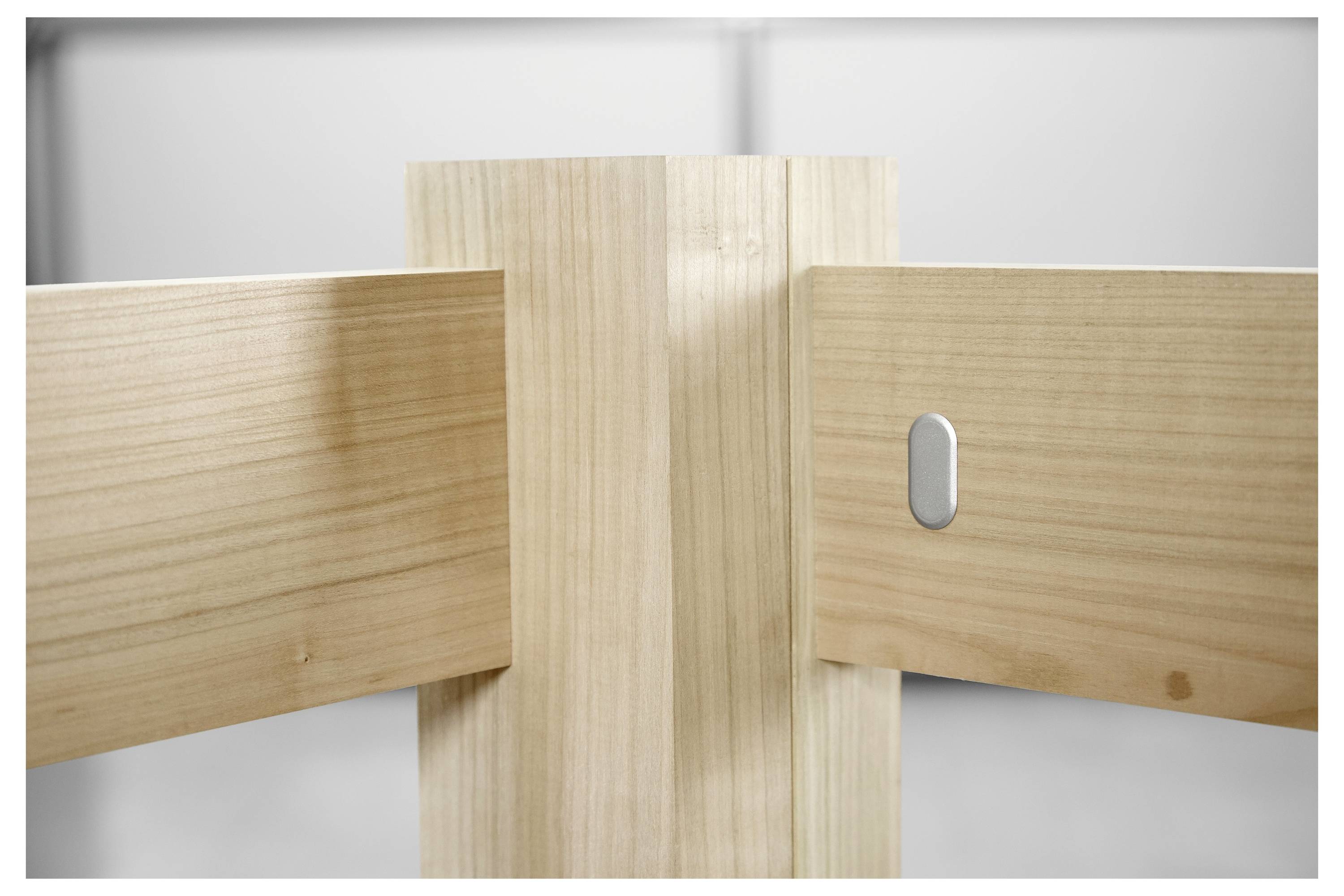 Twee houten balken grijpen in elkaar met een centrale houten paal, wat een veilige en stevige montagemethode in de timmerwerk aantoont.