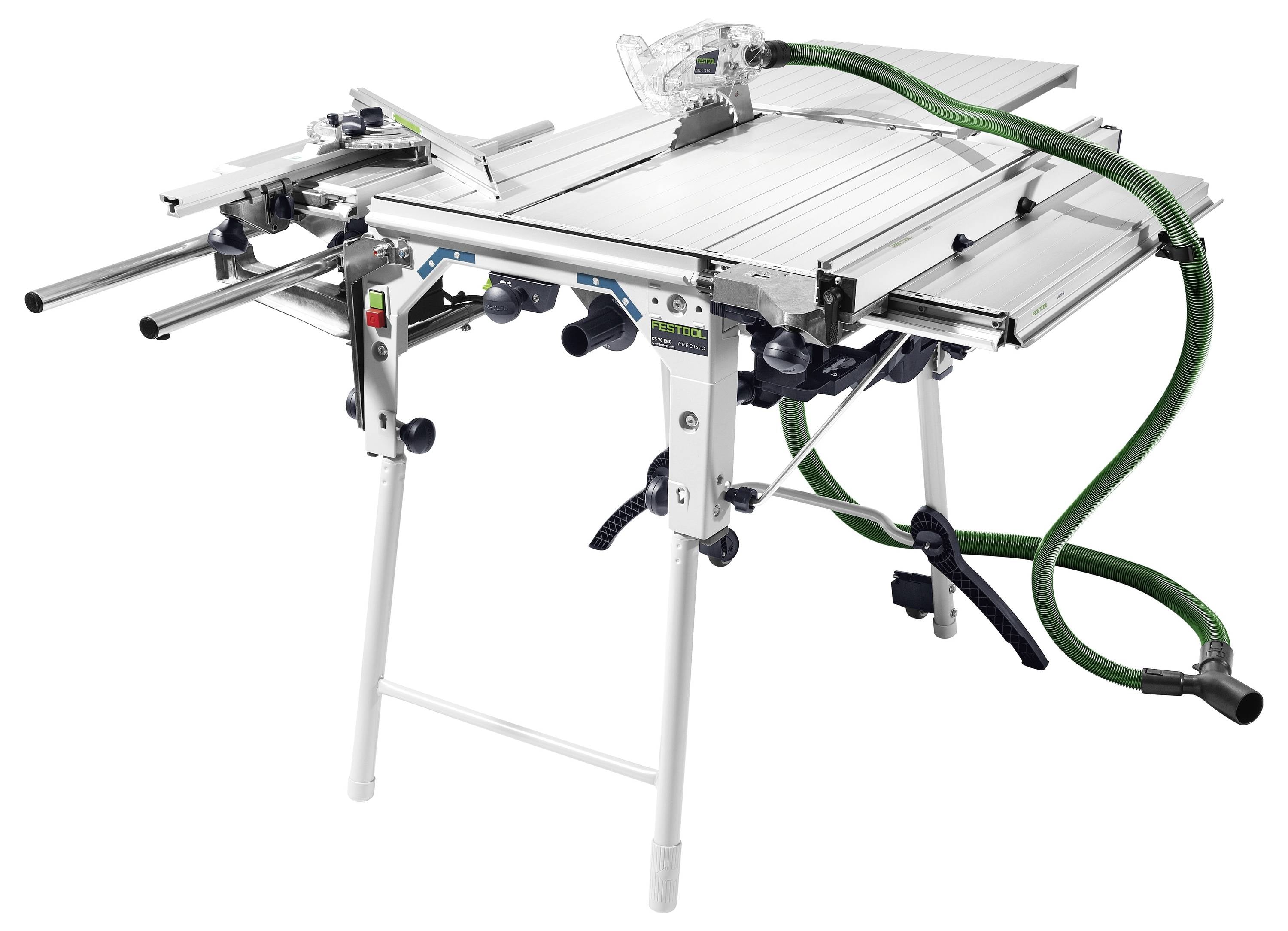 Een draagbare tafelzaag met een aluminium werkoppervlak en een aangesloten groene stofzuigslang, ontworpen voor nauwkeurige houtbewerkingstaken.