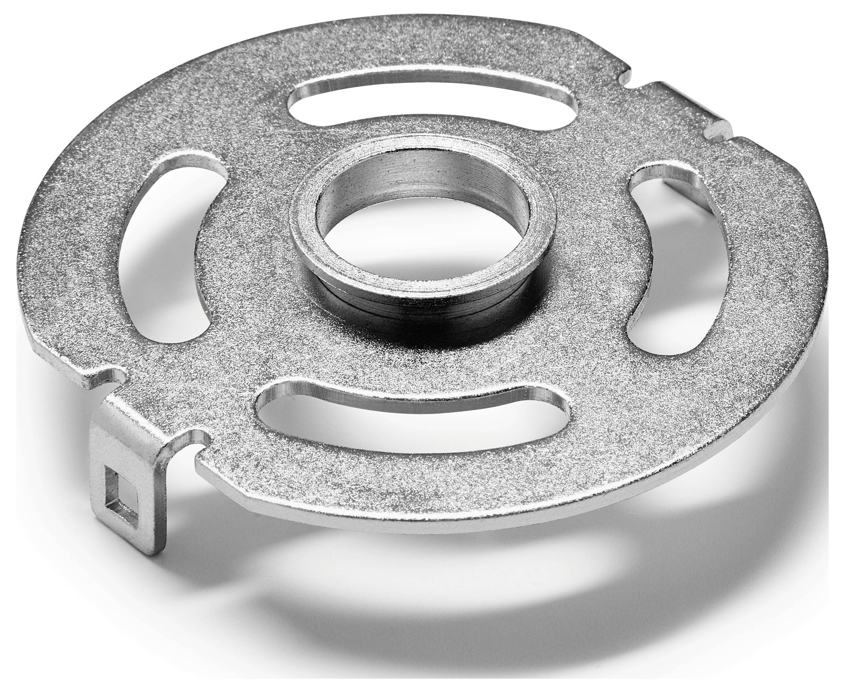 Een rond metalen onderdeel met een centraal gat en drie langwerpige uitsnijdingen, gebruikt als achterplaat voor montagebevestigingen.