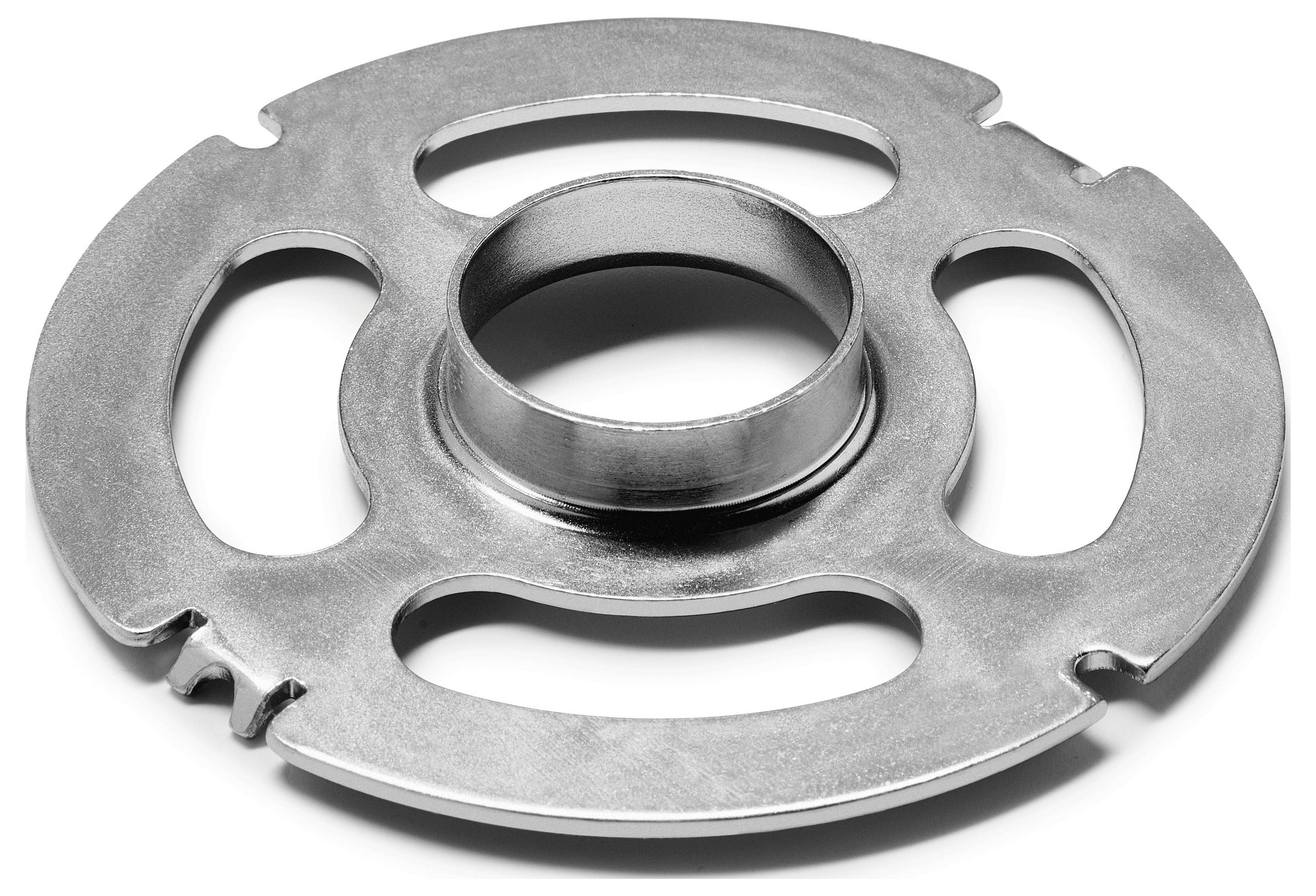 'Een gepolijste metalen schijf met drie ovale uitsnijdingen en een verheven rond middendeel.'