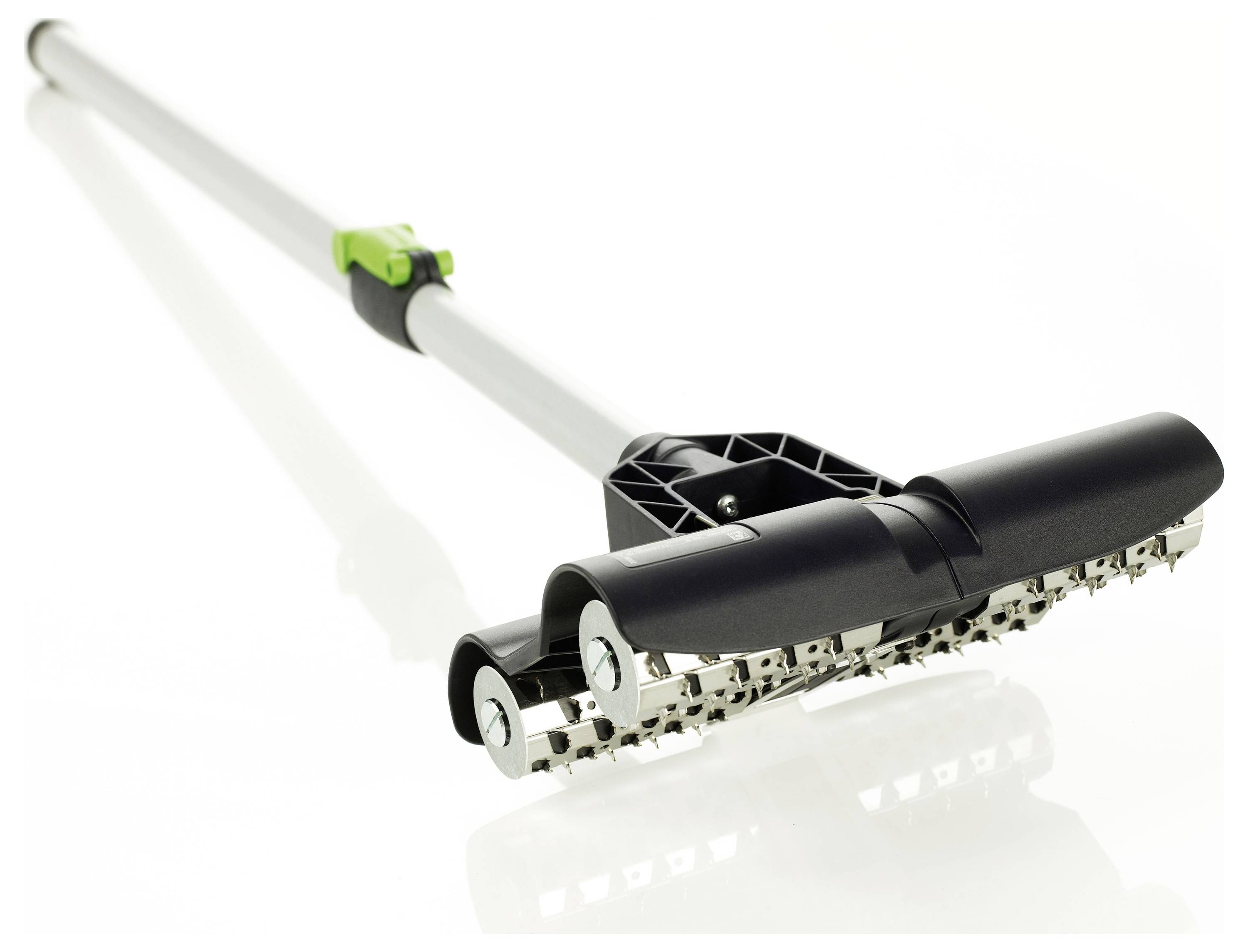 Een persoon gebruikt een blauwe en zwarte handslijper om de rand van een wit object glad te maken, waarschijnlijk meubilair, in een werkplaatsomgeving.